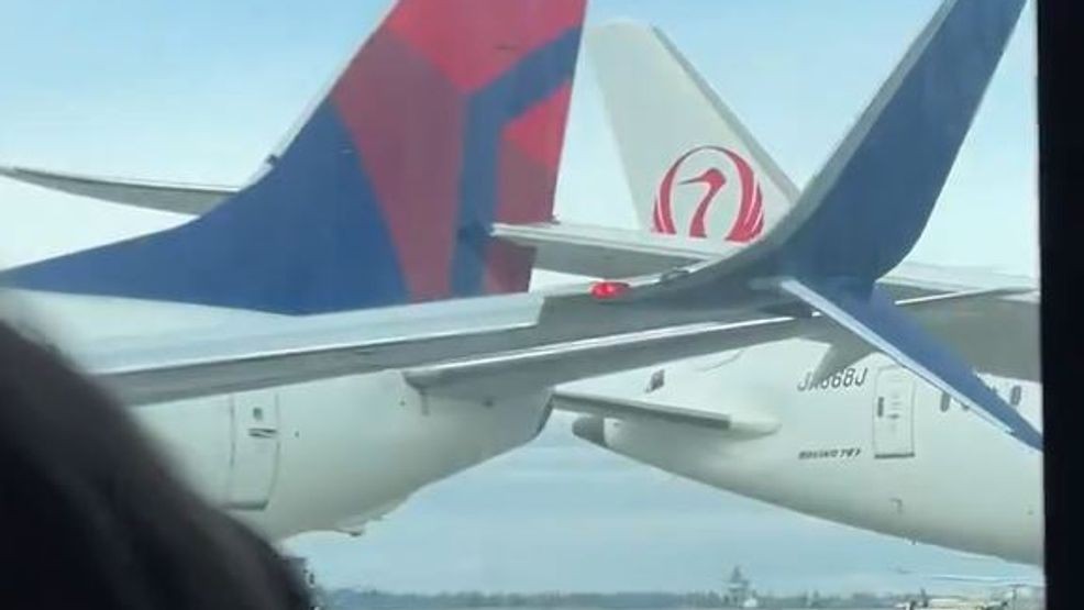 Sərnişin təyyarəsi başqa bir təyyarənin quyruğunu zədələdi – VİDEO 1 Sərnişin təyyarəsi başqa bir təyyarənin quyruğunu zədələdi – VİDEO