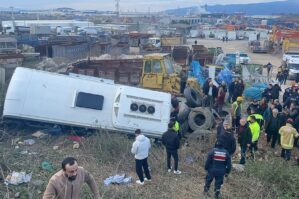 Bursada avtobus aşdı: yaralılar var