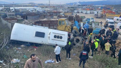 AA 20250204 36953287 36953282 BURSADA TIRLA CARPISAN OTOBUSUN SARAMPOLE DEVRILMESI SONUCU 9 KISI YARALANDI