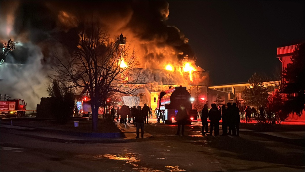 afyonkarahisar'da bir fabrikada çıkan yangına müdahale ediliyor