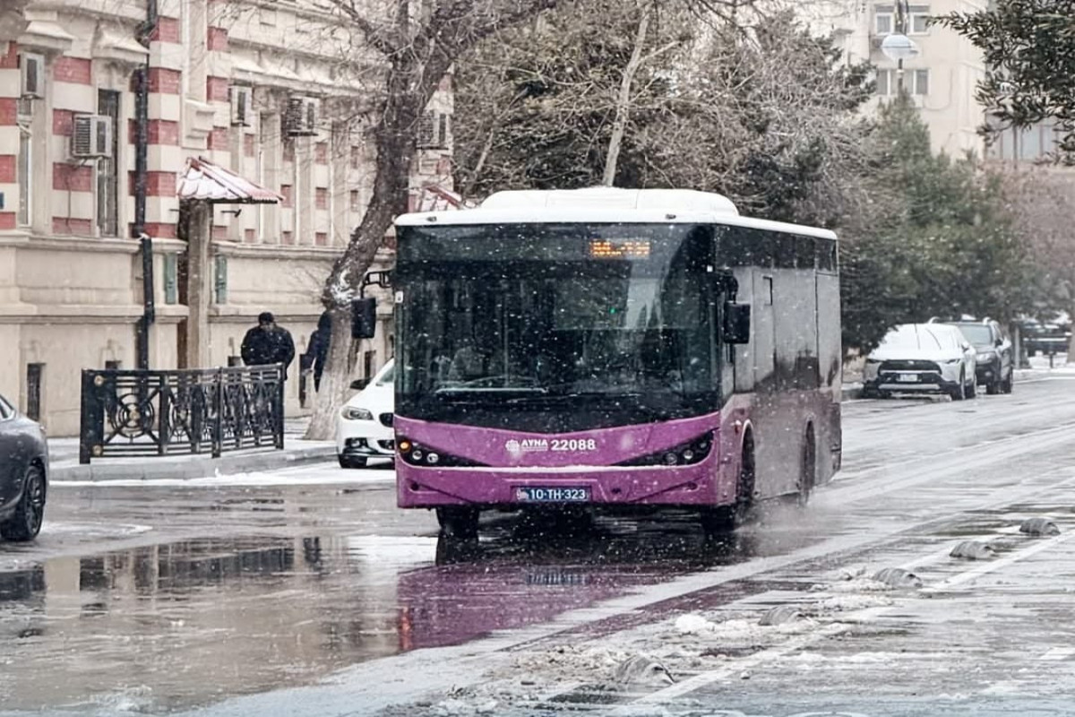 Qarlı havada 40-dan çox avtobus zədələnib - AYNA 1 avtobus qar
