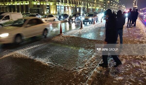 Bakıda yol çökdü: tıxac yarandı - VİDEO