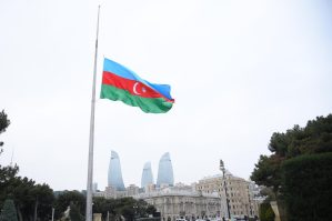 Bayraqlar niyə yarıya endirilir? - Maraqlı faktlar