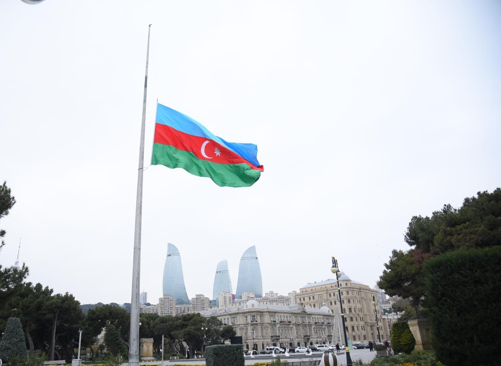 Bayraqlar niyə yarıya endirilir? - Maraqlı faktlar