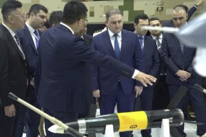 BƏƏ prezidenti hərbi məhsullarımıza baxdı - FOTO