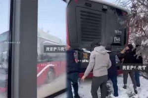 “BakuBus” avtobusu qarda sürüşdü... - VİDEO
