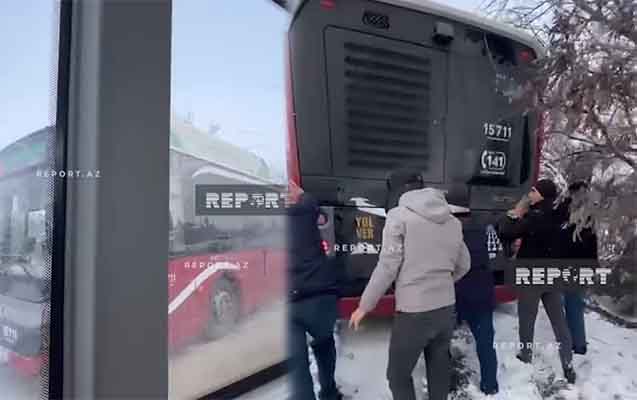 “BakuBus” avtobusu qarda sürüşdü... - VİDEO