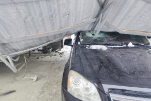 Dam örtüyü maşının üzərinə aşdı - VİDEO