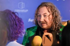 Müğənni mahnısındakı bu ifadəyə görə satıcılardan bir milyon istəyir - FOTO