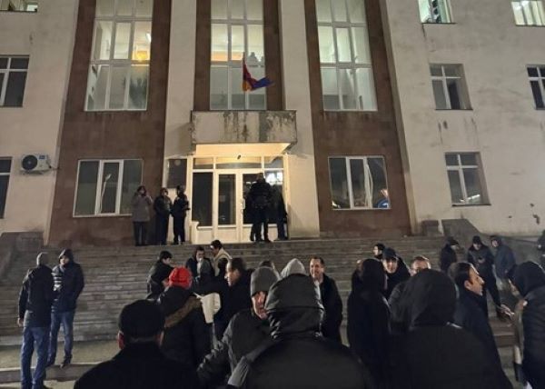 İrəvan çalxalanır: Qərib Azərbaycana görə tutuldu, ara qarışdı - VİDEO