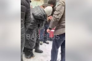 Bakıda gənc qız lükə düşdü - VİDEO