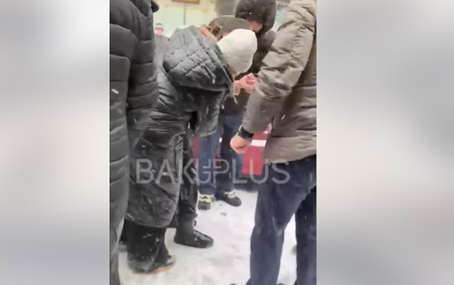 Bakıda gənc qız lükə düşdü - VİDEO 1 lyuk