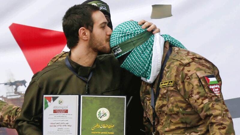 Fələstinli əsgərin alnından öpən israilli girov türk əsilli imiş - FOTO / VİDEO