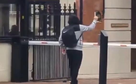 Londonda Quranı yandırdı: döyüldü, bıçaqlandı - VİDEO