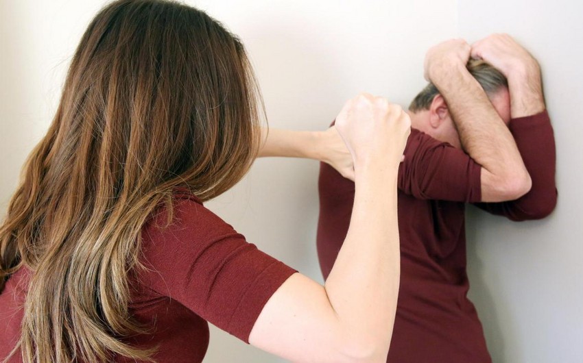 Azərbaycanda qadın boşqabla ərinin başını yardı