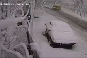 Qarlı yolda mikroavtobus belə aşdı - VİDEO