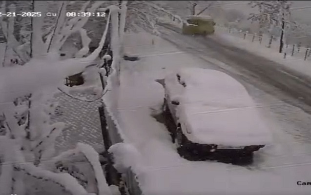 Qarlı yolda mikroavtobus belə aşdı - VİDEO 1 Qarlı yolda mikroavtobus belə aşdı - VİDEO