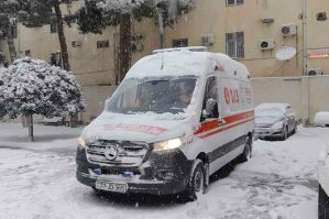 Təcili yardım maşını qara görə yolda qaldı - Video