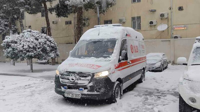 Təcili yardım maşını qara görə yolda qaldı - Video