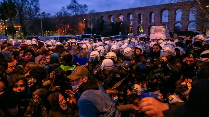 İstanbulda böyük izdiham: İmamoğluya dəstək aksiyası başladı - FOTO / VİDEO 3 11096cb0 05c2 11f0 830d 89e8b567f479.jpg