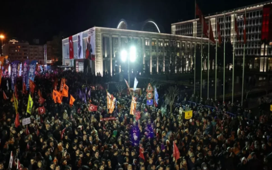 İstanbulda böyük izdiham: İmamoğluya dəstək aksiyası başladı - FOTO / VİDEO 2 1742503406.5tt556