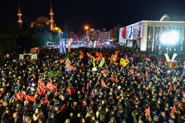 Etiraz aksiyaları Türkiyəni bürüdü: 97 nəfər saxlanıldı - FOTOLAR / VİDEO 1 35d98ab0 0505 11f0 97d3 37df2b293ed1.jpg