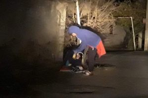 Övladını küçəyə buraxıb gedən ananın çətin anları – VİDEO