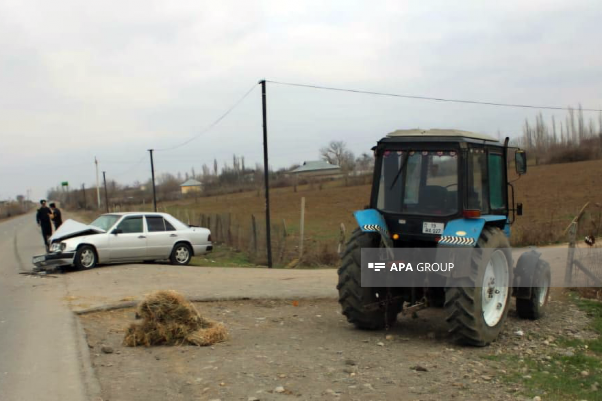 Ucarda traktorla minik avtomobili toqquşub