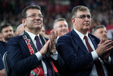 AA 20250308 37281116 37281111 ISTANBUL BUYUKSEHIR BELEDIYE BASKANI IMAMOGLU IZMIRDE PARTILILERE SESLENDI