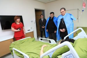 Niyazi Bayramov xəsarət almış şəhər sakinini ziyarət etdi