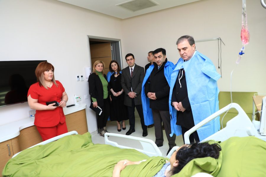 Niyazi Bayramov xəsarət almış şəhər sakinini ziyarət etdi