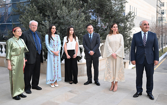 Leyla və Arzu Əliyevalar Çin dilində təhsil alan tələbələrlə - FOTOLAR 1 arzu