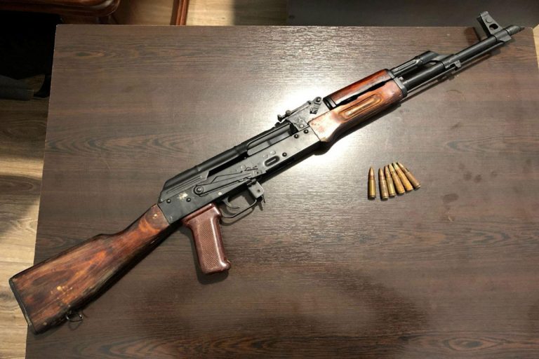 Polis silah-sursat aşkarladı: 5 avtomat, 1 tapança...