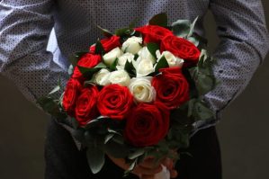 8 Mart tələsi: Hədiyyə alarkən diqqətli olun - Biabırçılıqdır!