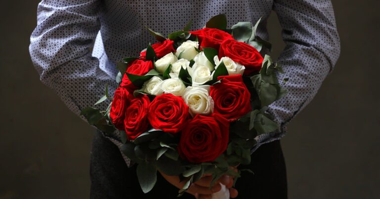 8 Mart tələsi: Hədiyyə alarkən diqqətli olun - Biabırçılıqdır!