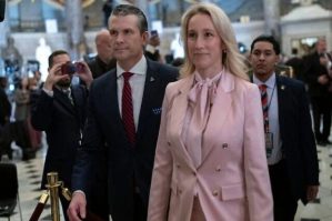 Pentaqon lideri arvadını gizli görüşlərə aparırmış - Qalmaqal