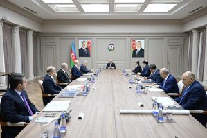 Baş nazir binalarla bağlı iclas keçirdi - FOTO