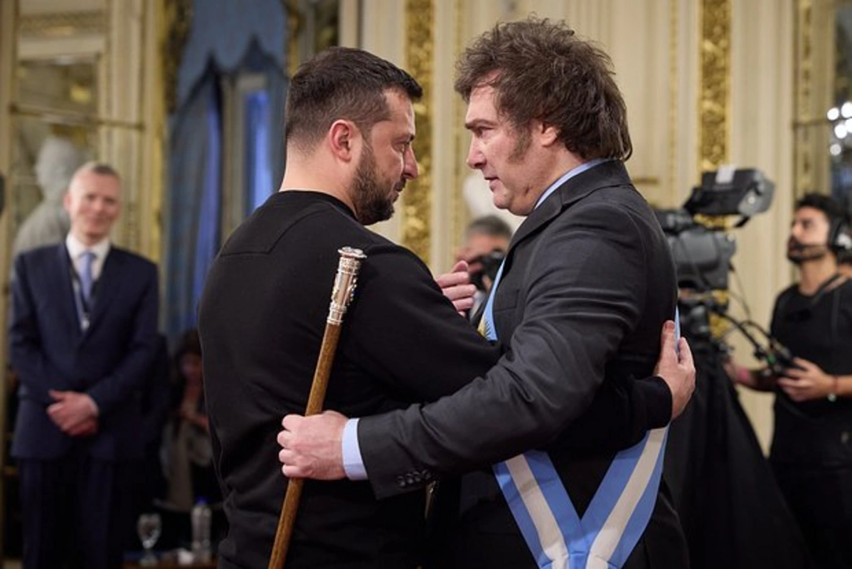 Bu prezident Zelenski ilə bütün fotolarını sildi