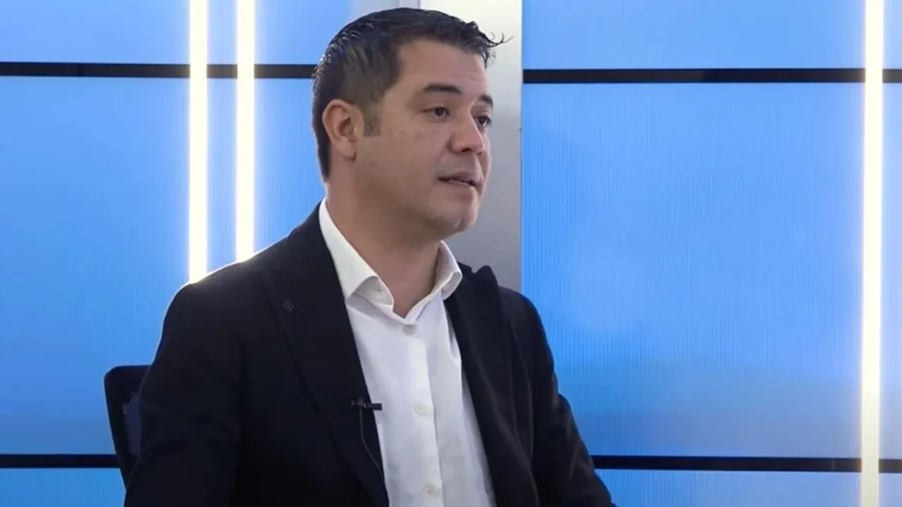 İmamoğlunun mətbuat katibinin saxlanılma anı - VİDEO 1 İmamoğlunun mətbuat katibinin saxlanılma anı - VİDEO