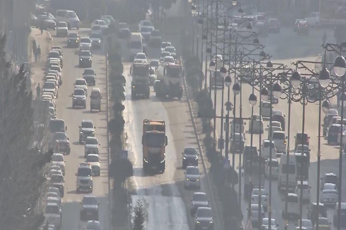 Pik saatlarda nəqliyyat vasitələrinin hərəkət sürəti azalır