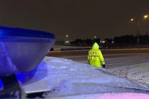 Polis qarlı havada vətəndaşlara kömək edir - VİDEO