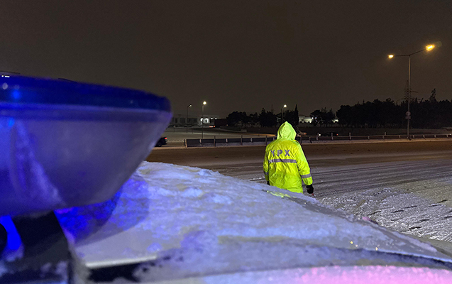 Polis qarlı havada vətəndaşlara kömək edir - VİDEO