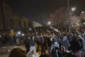 İstanbulda etirazçılar bələdiyyə binasına girdi - VİDEO