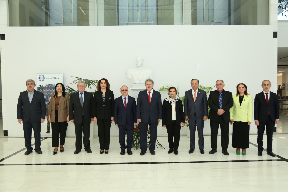“İstiqlal marşı”nın 104-cü ildönümünə həsr edilmiş tədbirin iştirakçıları MEK-lə tanış oldular - FOTOLAR 3 re 4