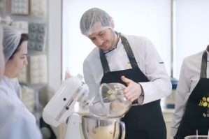 İsrail səfiri Novruz şirniyyatları bişirdi - VİDEO