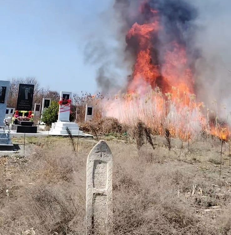 Bərdədə qəbiristanlıqda yanğın olub – VİDEO