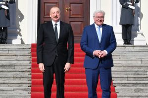 Ştaynmayer və Əliyev pəncərədən baxırlar - Maraqlı FOTO