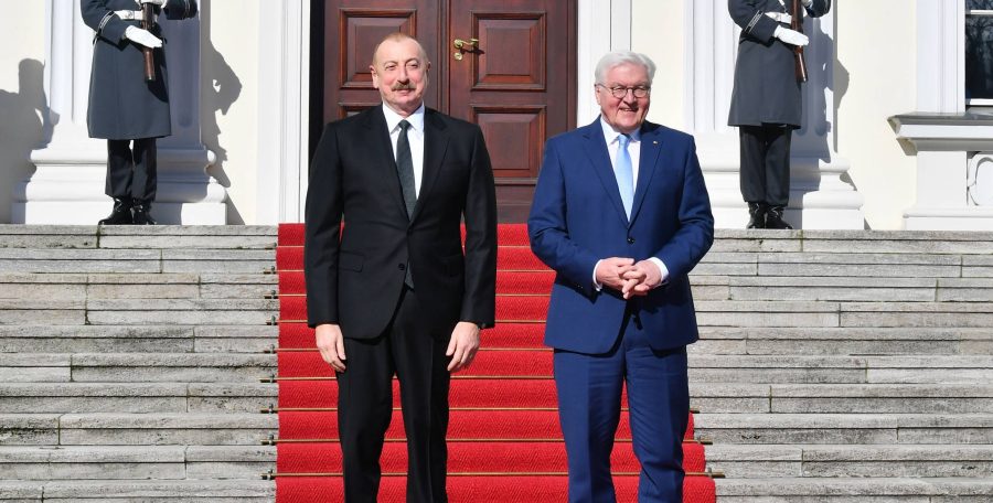 Ştaynmayer və Əliyev pəncərədən baxırlar - Maraqlı FOTO