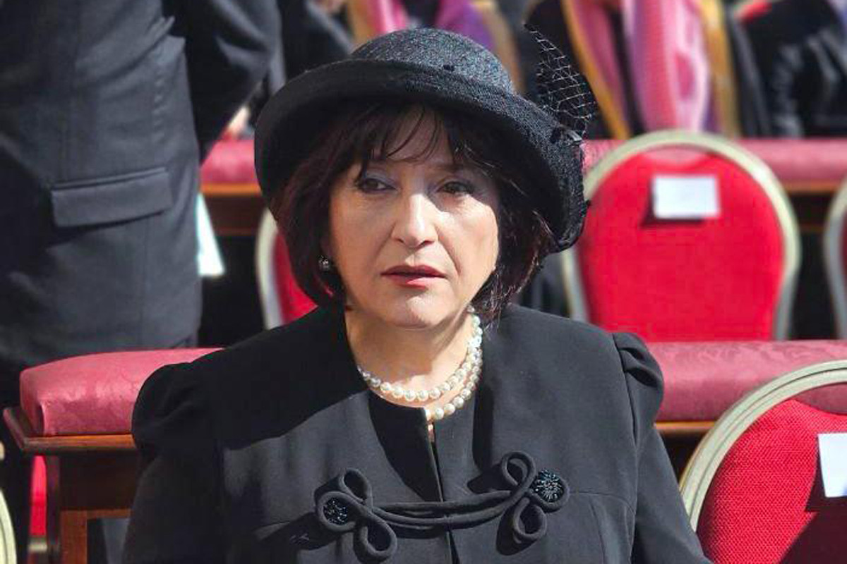 Sahibə Qafarova Papanın dəfn mərasimində – FOTO