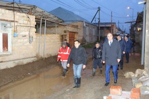 Niyazi Bayramov yağışın yol açdığı fəsadlara yerində baxış keçirdi - FOTOLAR